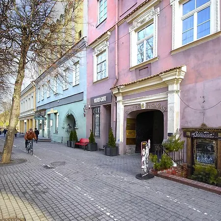 Palace Gate Pilies
